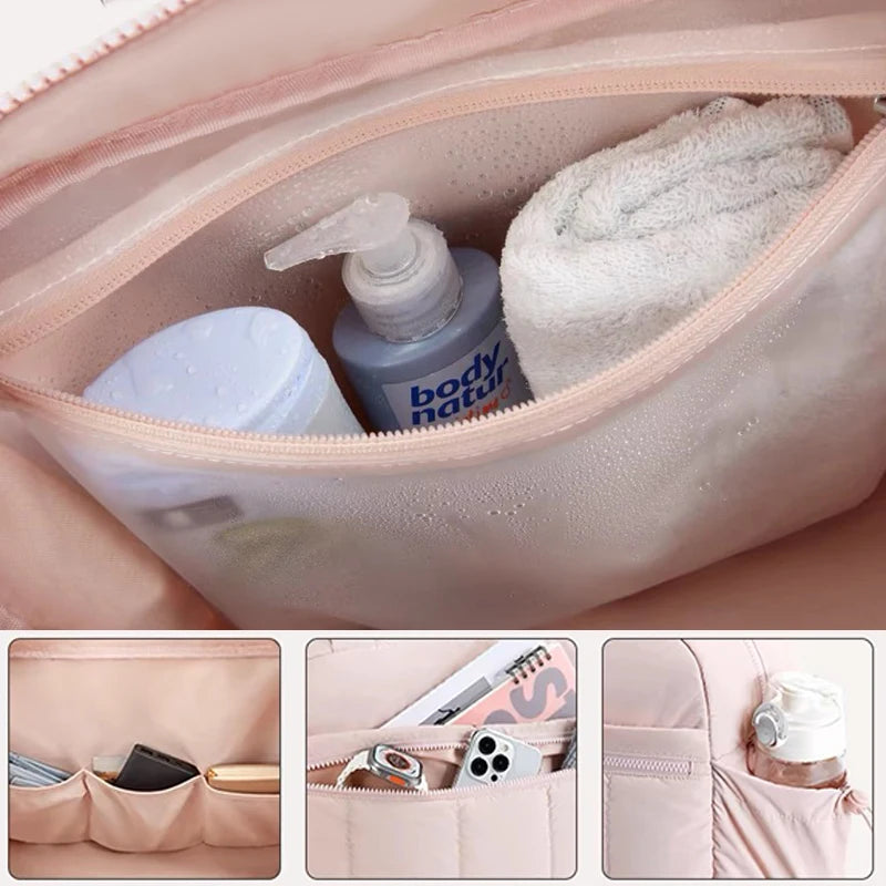 Intérieur du sac à langer fourre-tout avec couches et lingettes rangées et compartiments du sac à langer fourre-tout pour biberon et accessoires