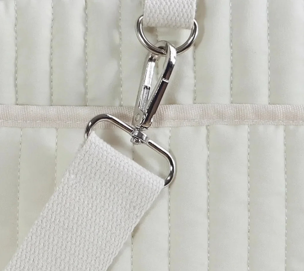Attache métallique de la bandoulière du sac à langer matelassé