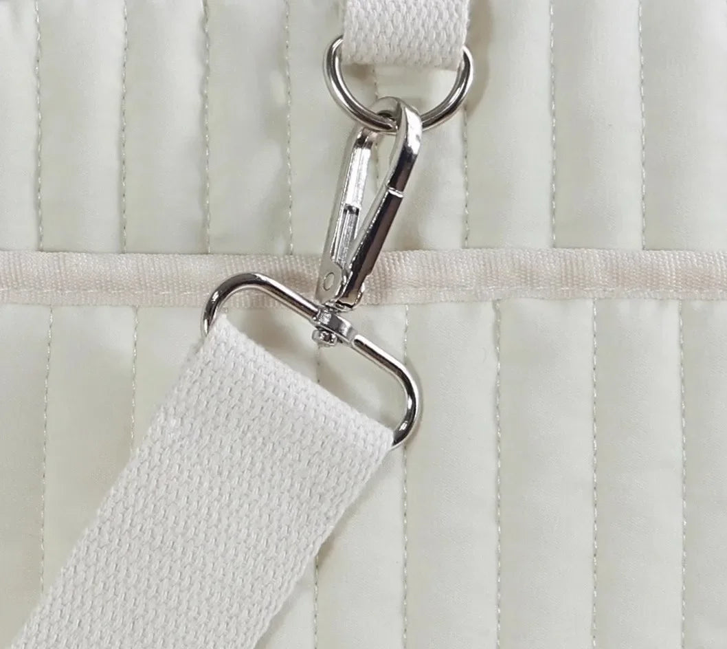 Attache métallique de la bandoulière du sac à langer matelassé