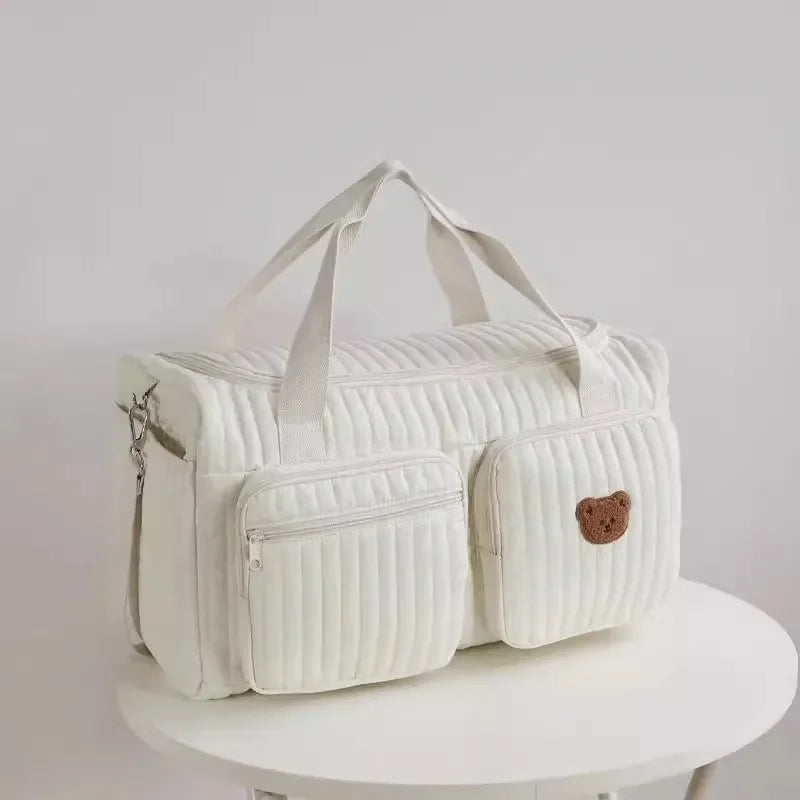 Sac à langer matelassé motif ourson posé sur fond clair
