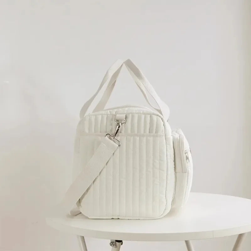 Sac à langer matelassé motif ourson posé sur fond clair vue de coter 
