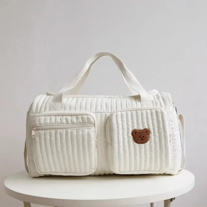 Sac à langer matelassé motif ourson posé sur fond clair
